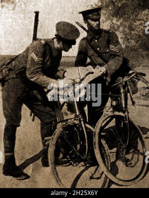 WWI Pressefoto - Britische nicht in Auftrag gegebene Angebote für Fahrräder halten an, um eine Karte in der Nähe der Front in Frankreich zu lesen. Stockfoto