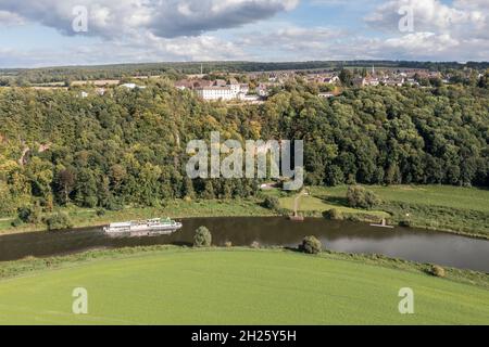 Luftaufnahme eines Ausflugsboots auf der Weser am Schloss Fürstenberg, Weserbergland, Deutschland Stockfoto