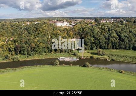 Luftaufnahme eines Ausflugsboots auf der Weser am Schloss Fürstenberg, Weserbergland, Deutschland Stockfoto