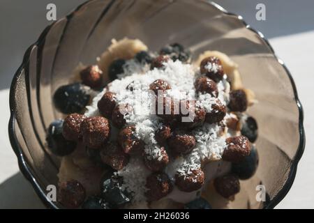 Knusprige Getreideflocken mit Kokosnuss. Gesundes, süßes Frühstück Stockfoto