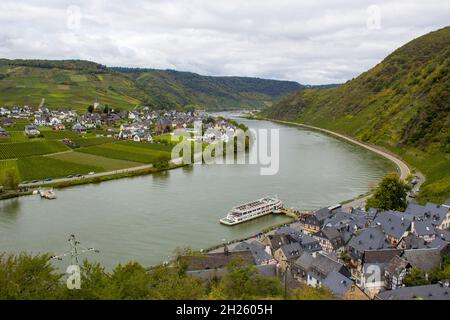 Luftaufnahme des Moseltals mit Weinbergen, der Mosel und den Dörfern Ellenz-Poltersdorf, von der Burg Metternich in Beilstein, Rh Stockfoto