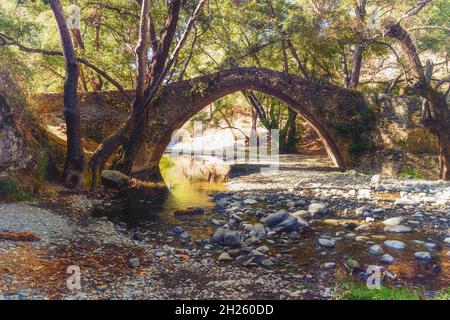 Kelefos, mittelalterliche venezianische Steinbrücke. Paphos District, Zypern Stockfoto