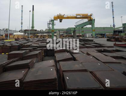 Hamburg, Deutschland. Oktober 2021. Blick auf den Werksstandort der Aurubis AG. Die größte Kupferhütte Europas, Aurubis, hat in Hamburg eine 85 Millionen Euro teure Anlage zur Reduzierung der Feinstaubemissionen in Betrieb genommen. Das Abluftsystem mit ultrafeinen Filtern und modernster Anlagentechnik reduziert die so genannten diffusen Staubemissionen um bis zu 70 Prozent. Kredit: Marcus Brandt/dpa/Alamy Live Nachrichten Stockfoto