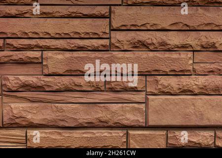 Fragment der Wand, die mit dekorativem Stein fertig ist. Hochwertige Fotos Stockfoto