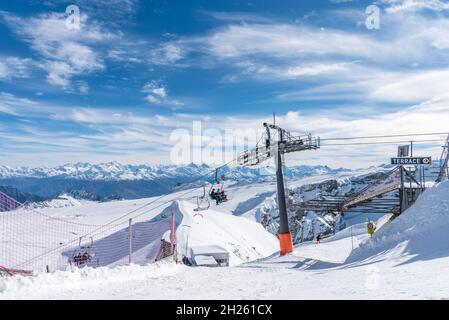 Glacier 3000, Les Diablerets, Schweiz-31. Oktober 2020: Blick auf die Sessellifte und die Struktur, durch die sie verläuft. Stockfoto