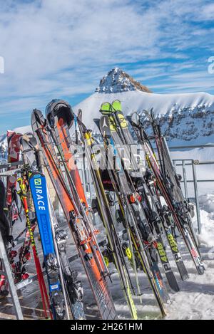 Glacier 3000, Les Diablerets, Schweiz - 31. Oktober 2020: Verleih von Snowboards und Ski auf einem Rack Stockfoto