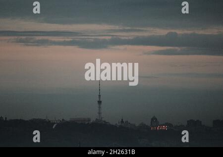 Nicht exklusiv: KIEW, UKRAINE - 20. OKTOBER 2021 - Ein Gitterturm dominiert das Stadtbild im Morgengrauen, Kiew, Hauptstadt der Ukraine. Stockfoto