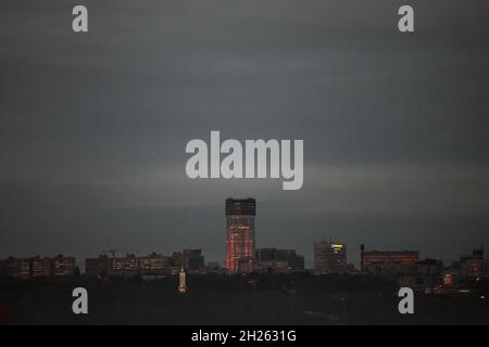 Nicht exklusiv: KIEW, UKRAINE - 20. OKTOBER 2021 - die Wohngebäude sind im Morgengrauen in Kiew, der Hauptstadt der Ukraine, abgebildet. Stockfoto