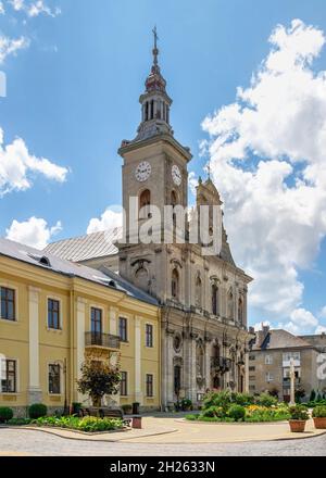 Zolochiv, Ukraine 06.07.2021. Dormition der Theotokos Kosciol in Zolochiv, Lwiw Region der Ukraine, an einem sonnigen Sommertag Stockfoto