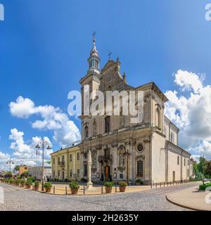 Zolochiv, Ukraine 06.07.2021. Dormition der Theotokos Kosciol in Zolochiv, Lwiw Region der Ukraine, an einem sonnigen Sommertag Stockfoto