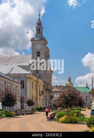 Zolochiv, Ukraine 06.07.2021. Dormition der Theotokos Kosciol in Zolochiv, Lwiw Region der Ukraine, an einem sonnigen Sommertag Stockfoto