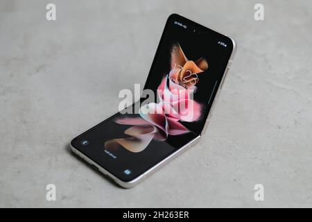 Ho Chi Minh, Vietnam - Aug 2021 - Galaxy Z Flip 3 Bewertungsfotos nur für redaktionelle Verwendung Stockfoto