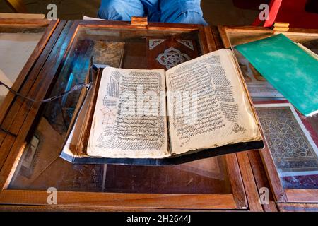 Altes offenes arabisches Wissenschaftsbuch in einer privaten Bibliothek in Chinguetti, Mauretanien Stockfoto