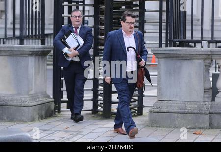 Der Geschäftsmann aus Belfast, Sean Napier (rechts), und sein Anwalt, Paul Farrell, verlassen das High Court in Belfast, wo der Geschäftsmann gegen einen DUP-Boykott von Nord-Süd-politischen Treffen anfechten wird. Die DUP hat im Rahmen ihres Protests gegen das NI-Protokoll versprochen, sich von den Strukturen des North South Ministerrats (NSMC) zu lösen. Bilddatum: Mittwoch, 20. Oktober 2021. Stockfoto