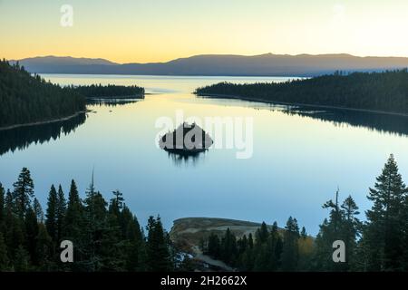 Sonnenaufgang über Emerald Bay und Fannette Island in South Lake Tahoe. Lake Tahoe, El Dorado County, Kalifornien, USA. Stockfoto