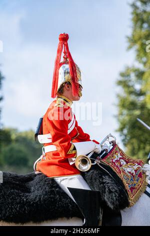 WESTMINSTER LONDON, GROSSBRITANNIEN. Oktober 2021. Mitglieder des Life Guards Household Cavalry Regiments stehen während der Wachwechsel-Zeremonie auf den Pferdewächtern in der warmen Herbstsonne.Quelle: amer ghazzal/Alamy Live News Stockfoto