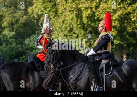 WESTMINSTER LONDON, GROSSBRITANNIEN. Oktober 2021. Mitglieder des Life Guards Household Cavalry Regiments stehen während der Wachwechsel-Zeremonie auf den Pferdewächtern in der warmen Herbstsonne.Quelle: amer ghazzal/Alamy Live News Stockfoto