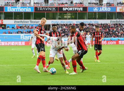 Von links nach rechts Jonathan TAH (LEV), Edmond TAPSOBA (LEV), Jamal MUSIALA (M), Jonathan TAH (LEV), Kingsley COMAN (M), Strafraum Szene, Action, Fußball 1. Bundesliga, 08.Spieltag, Bayer 04 Leverkusen ( LEV) - FC Bayern München (M) 1: 5, am 17. Oktober 2021 in Leverkusen/Deutschland. #die DFL-Vorschriften verbieten die Verwendung von Fotos als Bildsequenzen und/oder quasi-Video # Â Stockfoto