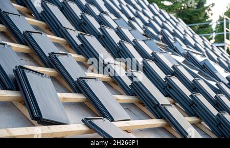 Stapel von neuen flachen Fliesen auf einem privaten Haus. Stockfoto