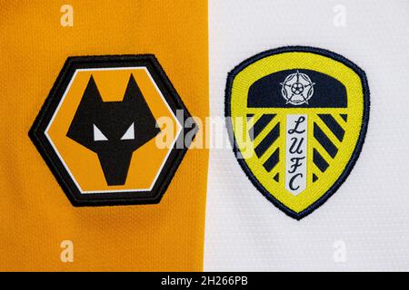 Nahaufnahme des Vereinswappens von Wolves & Leeds United. Stockfoto