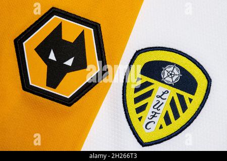 Nahaufnahme des Vereinswappens von Wolves & Leeds United. Stockfoto