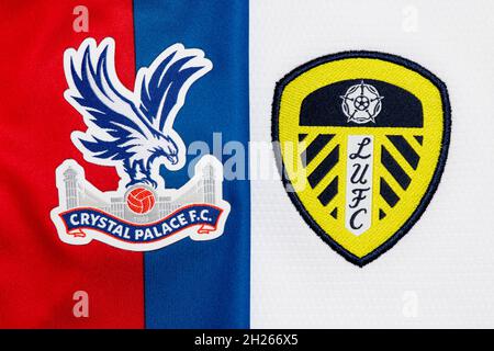 Nahaufnahme des Crystal Palace & Leeds United Clubwappens. Stockfoto