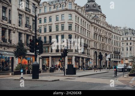 London, Großbritannien - 02. Oktober 2021: Blick auf die ruhige Regent Street, eine große und typisch geschäftige Einkaufsstraße im West End von London. Stockfoto