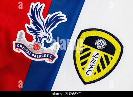 Nahaufnahme des Crystal Palace & Leeds United Clubwappens. Stockfoto