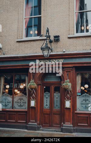 London, Großbritannien - 02. Oktober 2021: Außenansicht von John Snow, einer Saloon-Bar aus dunklem Holz in London, die Yorkshire Ales serviert, benannt nach einem Arzt, der London-h nachverfolgte Stockfoto