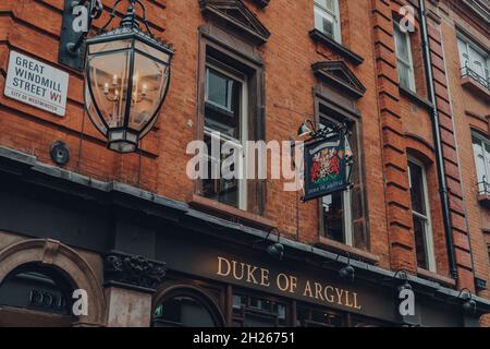 London, Großbritannien - 02. Oktober 2021: Schild und Emblem an der Fassade des Duke of Argyll, einem traditionellen englischen viktorianischen Pub in der Brewer Street in Soho. Stockfoto