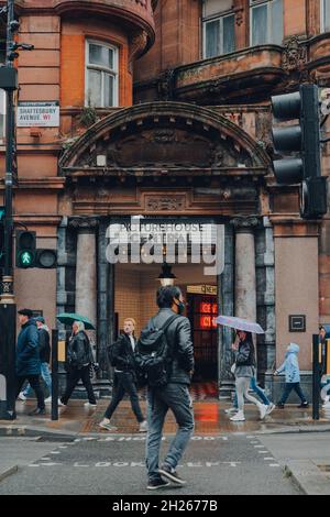 London, Großbritannien - 02. Oktober 2021: Eingang zum Picturehaus Central Kino in London, Menschen gehen vor, selektiver Fokus. Picturehaus Cinemas sind ein Gr Stockfoto