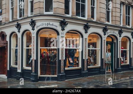 London, Großbritannien - 02. Oktober 2021: Außenansicht von Harvie and Hudson, einem Herrengeschäft, das klassische stilvolle Anzüge, Krawatten, Hemden und Accessoires auf Jermyn verkauft Stockfoto