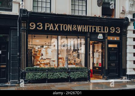 London, Großbritannien - 02. Oktober 2021: Ladenfront von Paxton und Whitfield, Großbritanniens führender Käsemonger seit über 200 Jahren, in der Jermyn Street, St. James, Lo Stockfoto