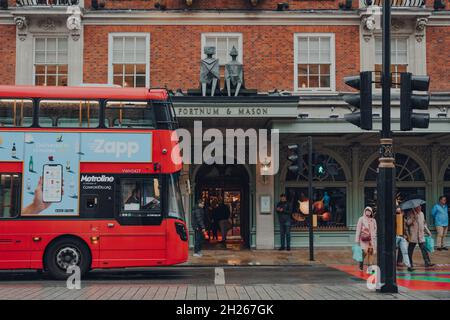 London, Großbritannien - 02. Oktober 2021: Moderner roter Doppeldeckerbus von On Fortnum und Mason, einem vornehmen Kaufhaus in Piccadilly, London. Stockfoto