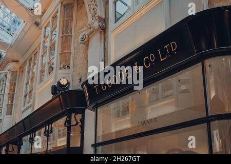 London, Großbritannien - 02. Oktober 2021: Temporärer Thomas Goode und Co-Store in Burlington Arcade, während der Hauptladen in der South Audley Street 3 Jahre alt ist Stockfoto