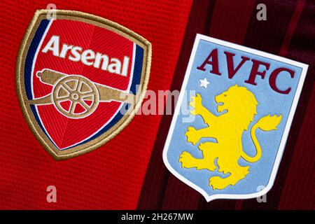 Nahaufnahme des Vereinswappens von Arsenal und Aston Villa. Stockfoto