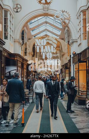 London, Großbritannien - 02. Oktober 2021: People Walking under James Bond 007 Installation in Burlington Arcade, dem ursprünglichen Luxus-Kaufhaus in Lond Stockfoto