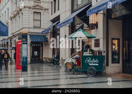 London, Großbritannien - 02. Oktober 2021: Ralph's Coffee Cart vor dem Ralph Lauren Store in der New Bond Street, einer der berühmtesten Straßen für Luxuseinkäufe i Stockfoto