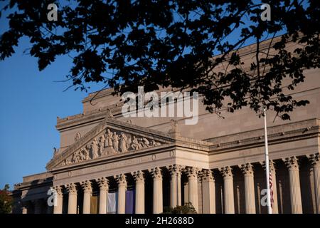 Eine allgemeine Ansicht des US National Archives Building, in Washington, D.C., am Mittwoch, den 20. Oktober, 2021, inmitten der Coronavirus-Pandemie. Diese Woche reichte der ehemalige Präsident Donald Trump eine Klage gegen das National Archives ein, um die Veröffentlichung von Dokumenten im Zusammenhang mit dem Aufstand des Kapitols vom 6. Januar zu blockieren, indem er das Privileg der Exekutive beanspruchte. (Graeme Sloan/Sipa USA) Stockfoto