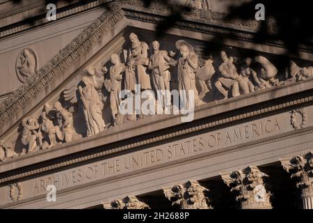 Eine allgemeine Ansicht des US National Archives Building, in Washington, D.C., am Mittwoch, den 20. Oktober, 2021, inmitten der Coronavirus-Pandemie. Diese Woche reichte der ehemalige Präsident Donald Trump eine Klage gegen das National Archives ein, um die Veröffentlichung von Dokumenten im Zusammenhang mit dem Aufstand des Kapitols vom 6. Januar zu blockieren, indem er das Privileg der Exekutive beanspruchte. (Graeme Sloan/Sipa USA) Stockfoto