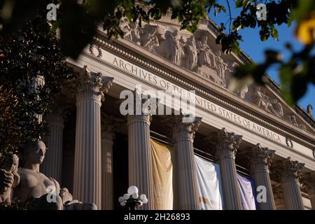 Eine allgemeine Ansicht des US National Archives Building, in Washington, D.C., am Mittwoch, den 20. Oktober, 2021, inmitten der Coronavirus-Pandemie. Diese Woche reichte der ehemalige Präsident Donald Trump eine Klage gegen das National Archives ein, um die Veröffentlichung von Dokumenten im Zusammenhang mit dem Aufstand des Kapitols vom 6. Januar zu blockieren, indem er das Privileg der Exekutive beanspruchte. (Graeme Sloan/Sipa USA) Stockfoto