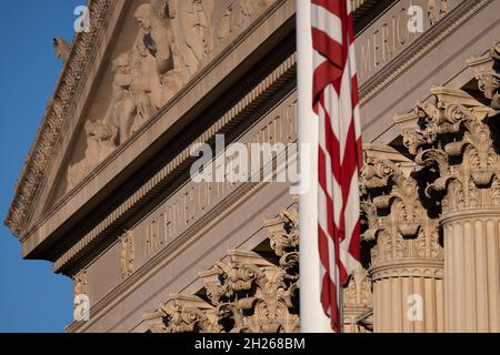 Washington, USA. Oktober 2021. Eine allgemeine Ansicht des US National Archives Building, in Washington, DC, am Mittwoch, den 20. Oktober, 2021, inmitten der Coronavirus-Pandemie. Diese Woche reichte der ehemalige Präsident Donald Trump eine Klage gegen das National Archives ein, um die Veröffentlichung von Dokumenten im Zusammenhang mit dem Aufstand des Kapitols vom 6. Januar zu blockieren, indem er das Privileg der Exekutive beanspruchte. (Graeme Sloan/Sipa USA) Quelle: SIPA USA/Alamy Live News Stockfoto