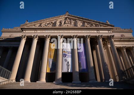 Washington, USA. Oktober 2021. Eine allgemeine Ansicht des US National Archives Building, in Washington, DC, am Mittwoch, den 20. Oktober, 2021, inmitten der Coronavirus-Pandemie. Diese Woche reichte der ehemalige Präsident Donald Trump eine Klage gegen das National Archives ein, um die Veröffentlichung von Dokumenten im Zusammenhang mit dem Aufstand des Kapitols vom 6. Januar zu blockieren, indem er das Privileg der Exekutive beanspruchte. (Graeme Sloan/Sipa USA) Quelle: SIPA USA/Alamy Live News Stockfoto