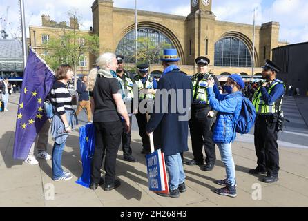 London, Großbritannien, 20. Oktober 2021. In Bezug auf den Tod des Abgeordneten Sir David Amess übertragen Steve Bray und seine Mitstreiter von Remainer ihren Anti-Brexit-Protest vom Parliament Square auf die Außenstellen von Kings Cross und St. Pancras, in der Nähe von Eurostar. Quelle: Monica Wells/Alamy Live News Stockfoto