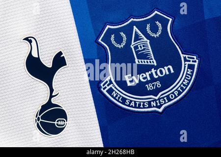 Nahaufnahme von Spurs und Everton Club Crest. Stockfoto