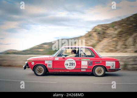 Occhiatana, Korsika, Frankreich - 7. Oktober 2021: David Sarrazin und Marc Beau treten 2002 mit ihrem BMW 2021 TII bei der Tour de Corse Historique an Stockfoto