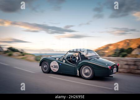 Occhiatana, Korsika, Frankreich - 7. Oktober 2021: Jean Graziani und Tony Avolio treten bei der Tour de Corse Historique 2021 in ihrem Triumph TR2 an Stockfoto