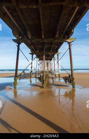 Unter dem viktorianischen Pier am Strand von Saltburn-by-the-Sea, North Yorkshire, England Stockfoto