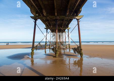 Unter dem viktorianischen Pier am Strand von Saltburn-by-the-Sea, North Yorkshire, England Stockfoto