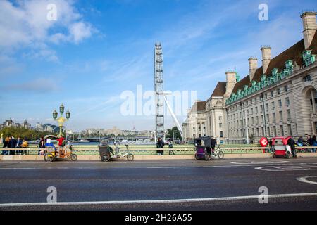 Nach dem Abfallen durch das London Eye werden Rikschas am Samstag, den 16. Oktober 2021, auf der Westminster Bridge im Zentrum von London gesehen. Stockfoto